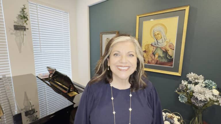 Photo of Anna Betancourt from a video where she discusses Spanish elisions for liturgical music