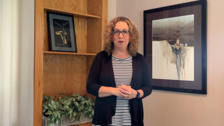Photo of Katie Barton teaching simple vocal warmups for singers