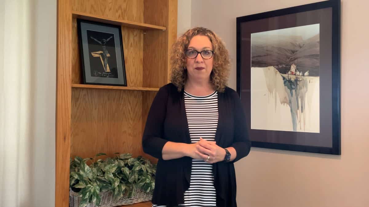 Photo of Katie Barton teaching simple vocal warmups for singers